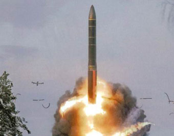 КНДР вывела баллистическую ракету на стартовую площадку