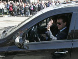 Медведев не справился с управлением и чуть не сбил толпу людей (видео)