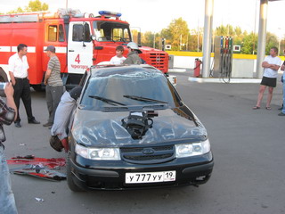 В Черногорске при въезде на АЗС погиб водитель ВАЗа (фото)