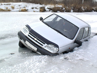 На реке Абакан машина провалилась под лед (фото)
