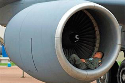 В Красноярске женщину затянуло в турбину самолёта