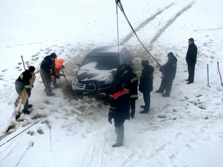На Красноярском водохранилище ушли в полынью три иномарки