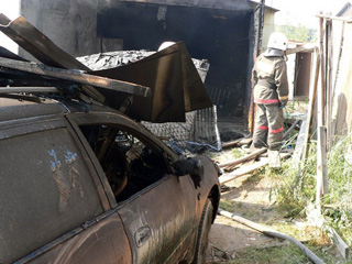 В Абакане "Тойота" сгорела в гараже