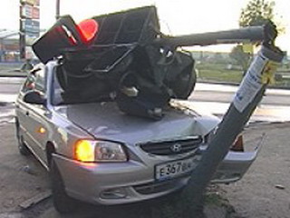 В Черногорске подросток на "Мицубиси" врезался в светофор