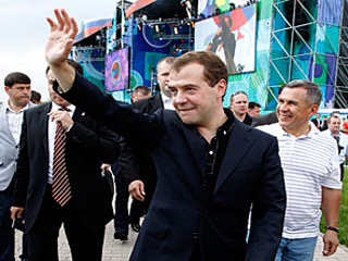Медведев "зажег" на рок-концерте (видео)