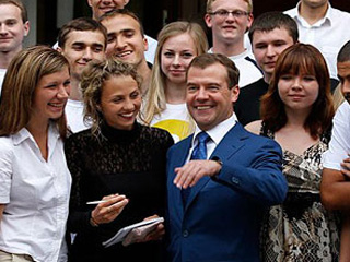 "Селигер" приехал к Медведеву