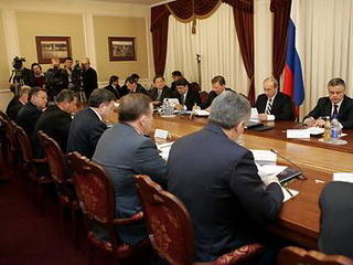 На встречу с Дмитрием Медведевым в Хакасию прибыли 8 губернаторов