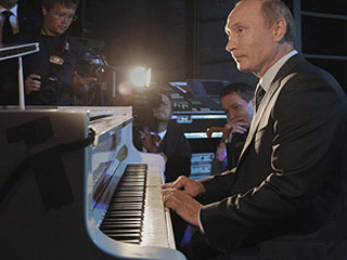 Путин сыграл на рояле в театре