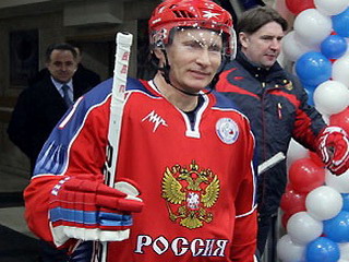 Путин забросил шайбы легендам хоккея