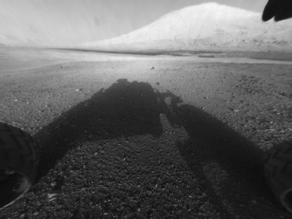 Марсоход "Любопытство"прислал цветное фото и видео с Марса