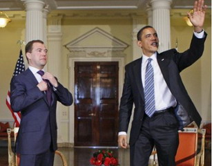  Медведев пообещал привезти в Туву Обаму