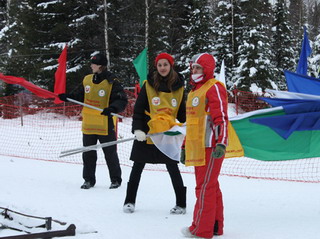  Валерий Денщиков наградил волонтеров Кубка Хакасии по лыжным гонкам 