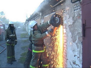 В Абакане пожарным пришлось вкрывать гараж болгаркой (фото)