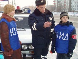 Юные жители Саяногорска напомнили горожанам о правилах дорожного движения