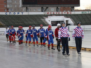  В Абакане стартовал турнир по хоккею с мячом памяти Геннадия Вяткина 