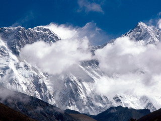 Знаменитый альпинист пропал после схода лавины в Гималаях