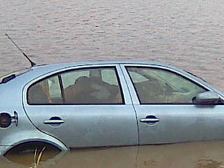 В Хакасии машина опрокинулась в реку