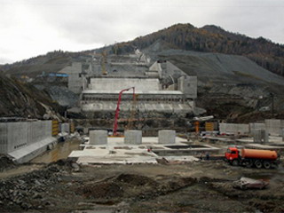 На строительстве водосброса СШГЭС вводится в строй третий бетонный завод