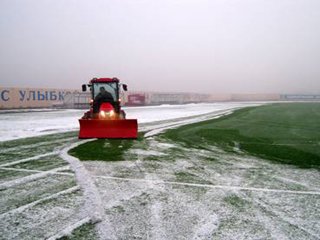 Искусственное футбольное поле в Черногорске очистили от снега спецтехникой
