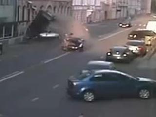 Черный "Ниссан" устроил дорожный апокалипсис (видео)