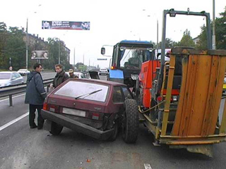 В Хакасии тракторист устроил ДТП с "Жигулями" и велосипедом   