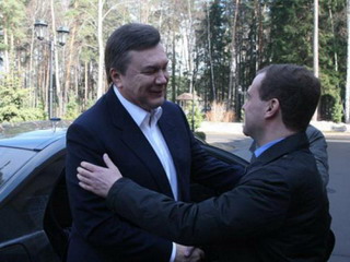 VIP-пробег: Медведев и Янукович сядут за руль