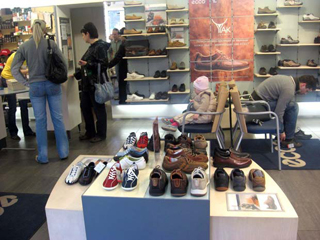 В Абакане воры ограбили обувной магазин
