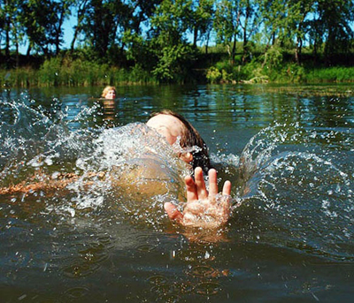 На озере  Белё сотрудники полиции спасли жизнь девочке 