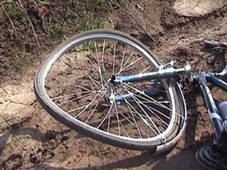 В Хакасии при падении с велосипеда погибла женщина