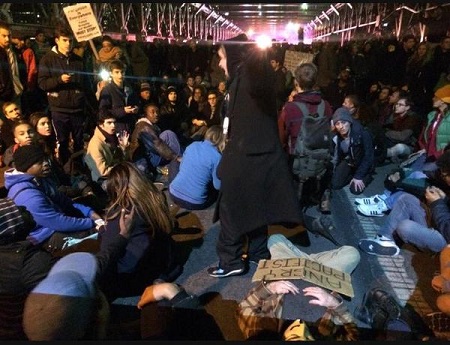 Протестующие жители Нью-Йорка перекрыли Бруклинский мост