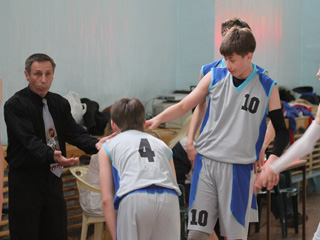 Хакасские баскетболисты провели первые матчи на спартакиаде учащихся России