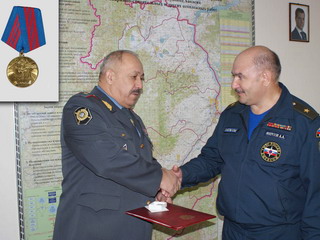 Главному спасателю Хакасии вручили медаль «200 лет МВД России»