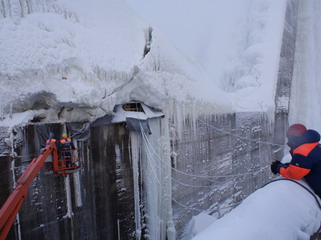 Спасатели ликвидировали ледяной айберг на СШГЭС (фото)