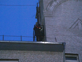 Хакасским спасателям пришлось снимать абаканца с крыши высотки