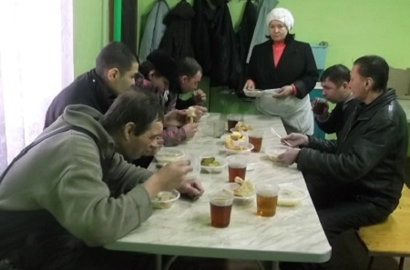 В Черногорске неравнодушные люди оказывают помощь бездомным гражданам 