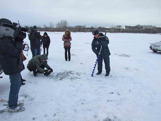 Спасатели Хакасии приступили к еженедельным замерам толщины льда 