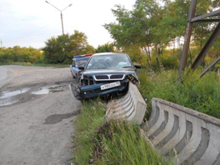 В Хакасии водитель врезался в бетонную ограду