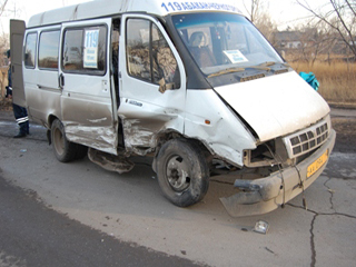 В Черногорске водитель "Жигулей" устроил ДТП с маршрутной ГАЗелью (фото)