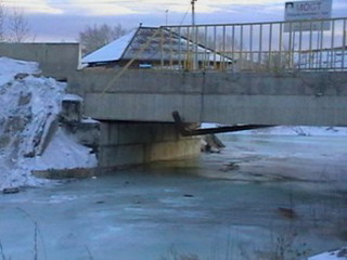  В Хакасии ВАЗ с тремя людьми упал с моста