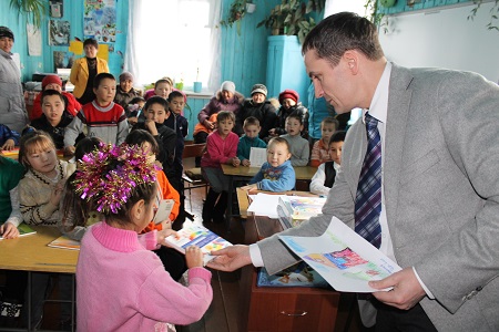 Госжилинспекция Хакасии поздравила маленьких жителей деревни Харой с наступающим Новым годом