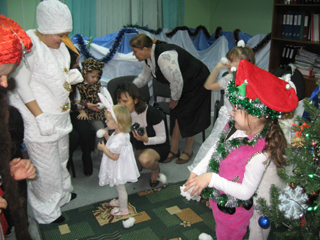 В Хакасии для детей-инвалидов устроили новогодний праздник