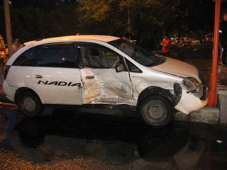 В Абакане водитель Nissan Primera сшиб два авто и скрылся (фото)