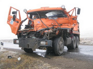 В Хакасии сшиблись два КамАЗа – водителю оторвало ногу (фото)