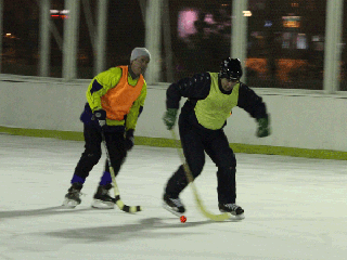 Чиновники Хакасии играют в мини-хоккей