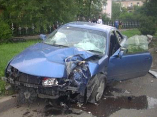 Уходя от столкновения с авто, женщина-водитель врезалась в столб (фото)
