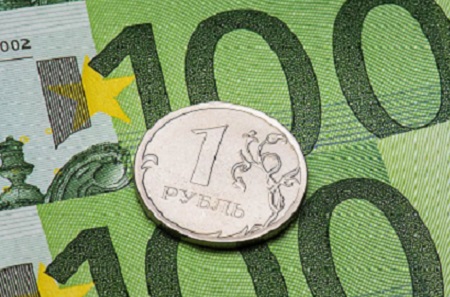 Валюта взяла новую высоту: доллар - 57 рублей, евро - 71.