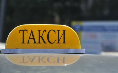 В Черногорске таксист обокрал забывчивую пассажирку