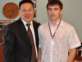 Василий Шулбаев наградил призера первенства России по вольной борьбе