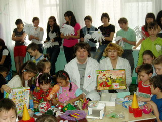 Хакасский Красный Крест передал больным детям игрушки