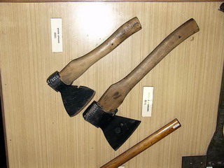 Жители  Хакасии ходят  в суд с топорами, ножницами и отвертками